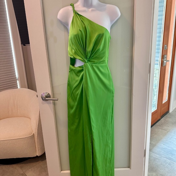 New w/Tags!! Amur Deena One Shoulder Gown in Green Daylily, size 4 - Picture 6 of 16